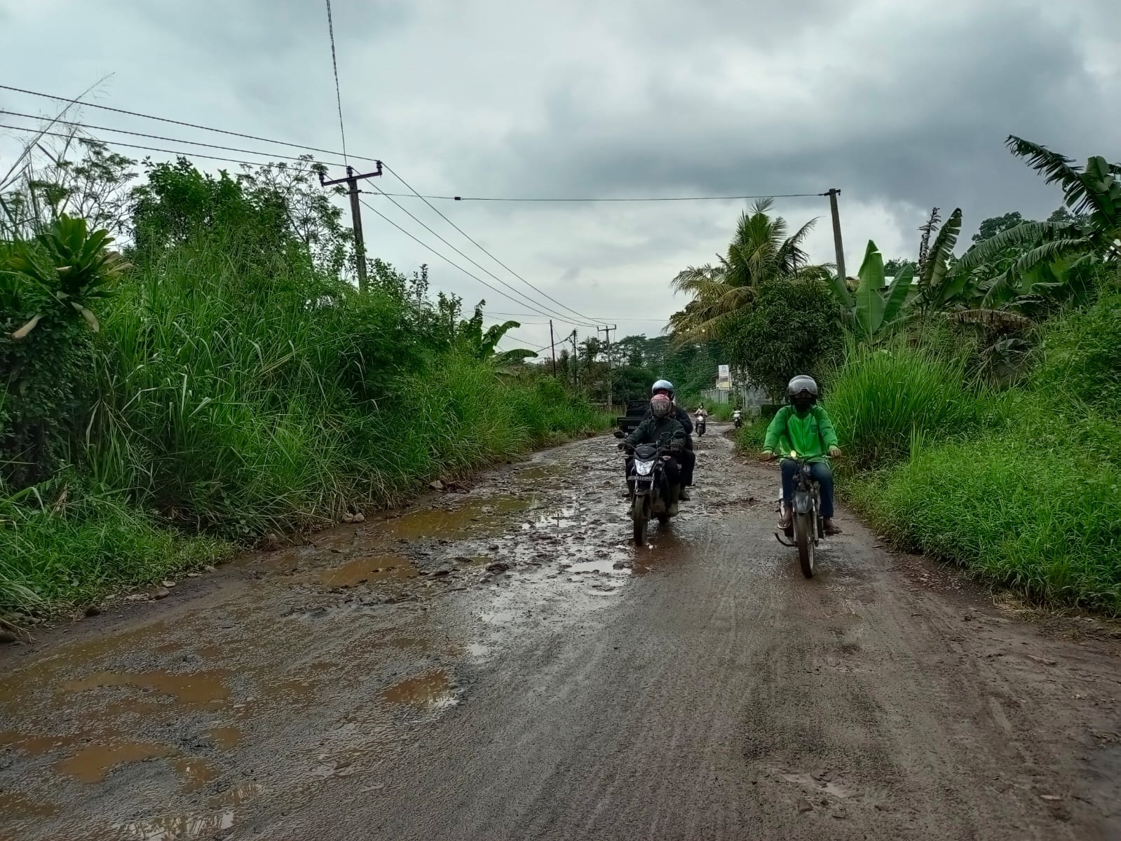 Banyak Aktivitas Tambangan Jalan Penghubung Tambakmekar Kumpay Subang