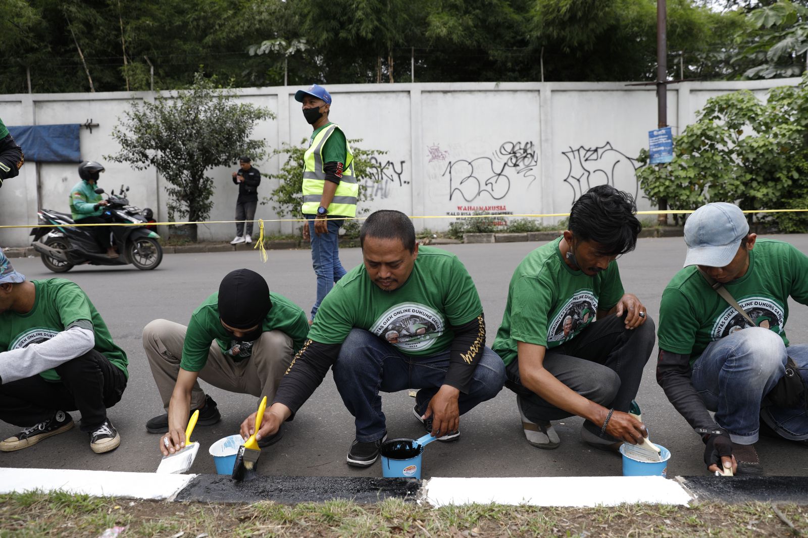 Kajol Indonesia Dukung Ganjar Lakukan Aksi Pengecatan Separator Jalan