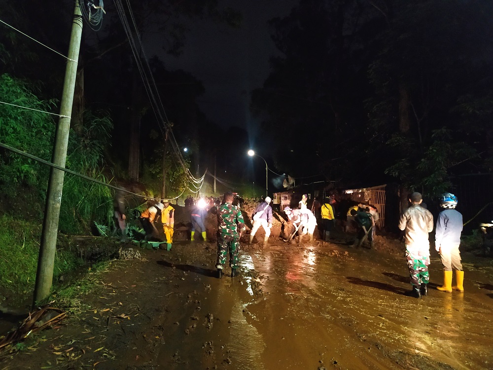 Diterjang Longsor Jalan Penghubung Cisarua Lembang Lumpuh Pojok Bandung