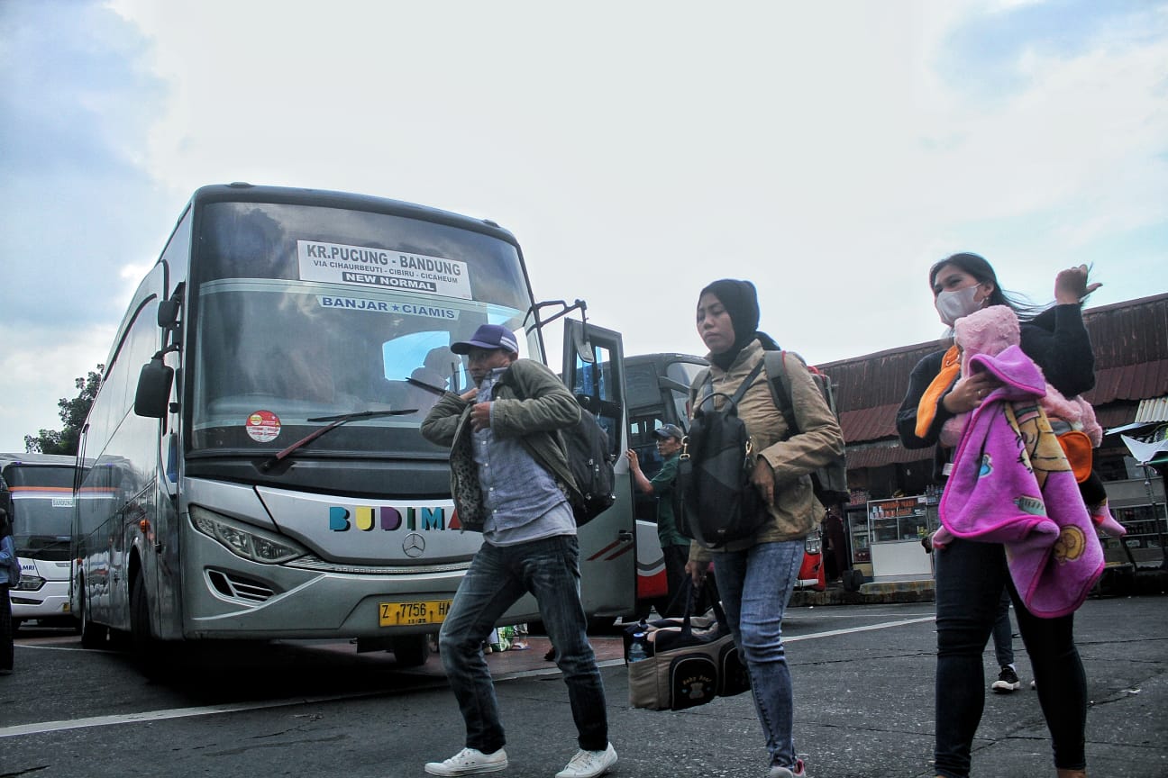 Ribuan Pemudik Tiba Di Kota Badung Via Terminal Cicaheum Usai Lebaran