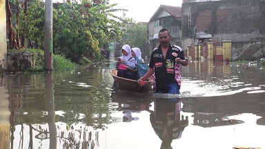 Banjir setiap tahun melanda Kampung Cieunteung. 
