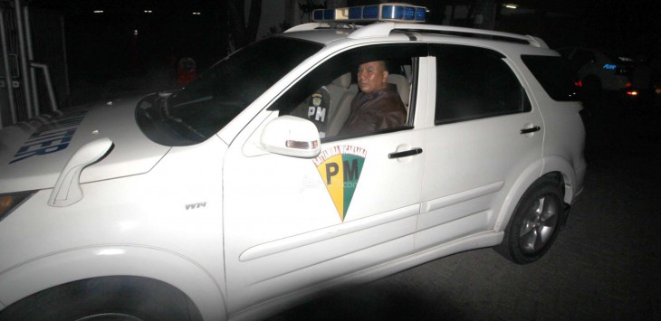 Petugas Denpom III/4 Serang saat menjemput kedua oknum TNI pencuri mobil. 