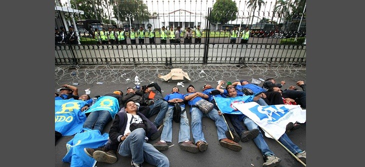 TOLAK PP 78: Sejumlah massa buruh melakukan aksi unjuk rasa di depan Rumah Dinas Gubernur Jawa Barat, jalan Otto Iskandardinata, Kota Bandung, Jumat (20/11/2015). Dalam aksinya mereka menuntut pemerintah Jawa Barat untuk tidak mengesahkan PP 78 Tahun 2015 yang dianggap merugikan serta tidak berpihak pada buruh. (Foto : KHAIRIZAL MARIS)