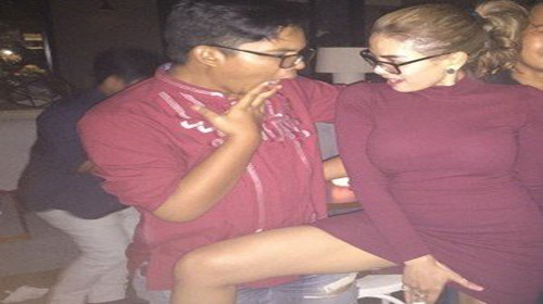 nikita_mirzani_ngangkang