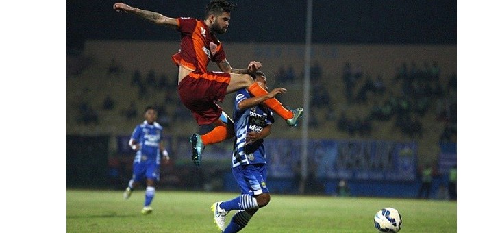 Pemain Pusamnia Borneo Diego Michels (24 ) duel dengan pemain  Persib Gian Zola (93 ) pada laga Jenderal Sudirman Cup di STadion Gelora Delta Sidoarjo, 27/11/2015..  Borneo unggul Boy Slamet/jawa atas