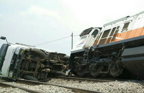 tabrakan kereta vs boks