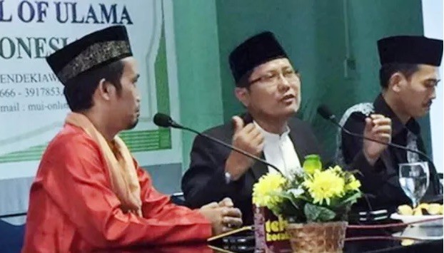 Ustaz Maulana (kiri).