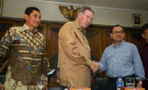 Freeport-McMoRan Chairman James R. Moffett, bersalaman dengan Menteri ESDM Sudirman Said. 