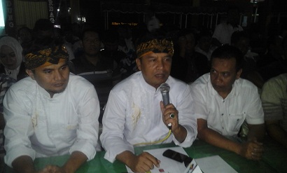 Pasangan Cabup-cawabup Bandung No urut 2 Dadan Naser dan Gungun saat jumpers di Soreang. (ardyan)
