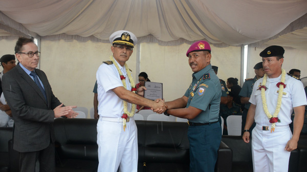 Danlantamal III Jakarta Brigjen TNI (Mar) R.M. Trusono, S.Mn., saat menyambut Komandan Kapal Perang Angkatan Laut Republik Ekuador, Bae Guayas (BE-21) Kolonel Carlos Zumarraga Asanza di Dermaga JICT II Pelabuhan Tanjung Priok, Jakarta Utara, Sabtu (5/12). 