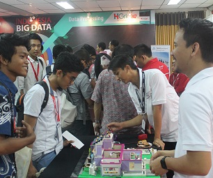 peserta kunjungi booth pada konferensi idBigdata