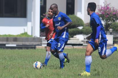 John Tarkpour (tengah) latihan bersama tim Persib. (prakosa)