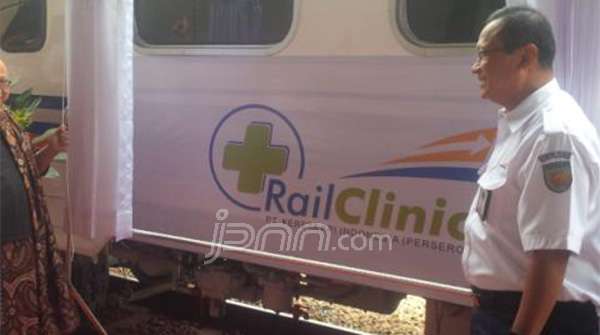 Direktur Utama PT KAI, Edi Sukmoro saat meresmikan kereta kesehatan (Rail Clinic) di Stasiun Pasar Senen, Jakarta 12/12).