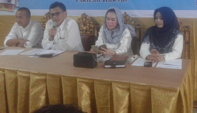 Panitia Pameran Akbar Catering seJabar dan Festival Sumatera Food saat jumpers di restoran Nenek Tino, Bandung,