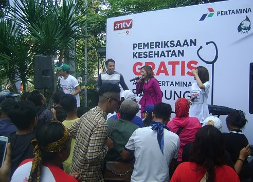 Aksi Vicky Prasetyo dan Seruni Bahar hibur peserta pemeriksaan kesehatan gratis PT Pertamina-ANTV di Bandung. 