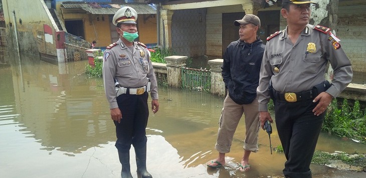Petugas tinjau banjir di Kampung Cieunteung. (mildan)