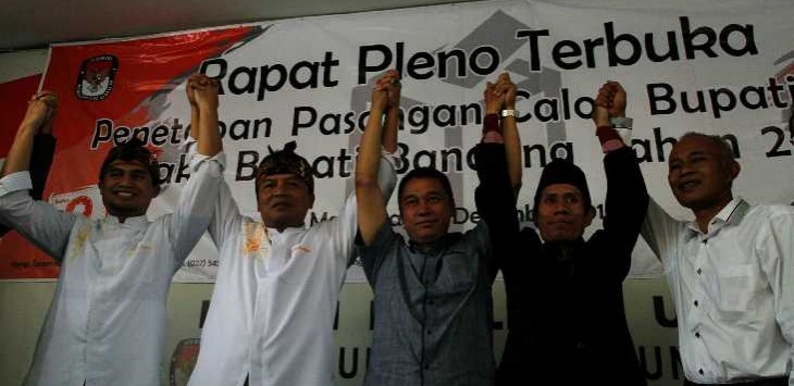 Pasangan calon Bupati Bandung terpilih, Dadang Naser (kedua kiri) dan Gungun Gunawan (kanan) di Aula KPU Kabupaten Bandung, jalan Kopo, Kabupaten Bandung, Selasa (22/12). 