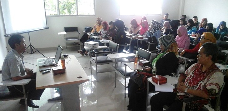 SOSIALISASI: Ketua KPU Kabupaten Bandung Atip Tartiana melakukan sosialisasi Pilkada Kabupaten Bandung yang digelar PJI Kabupaten Bandung di Kampus Unibba, Baleendah