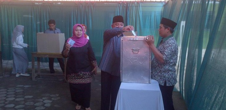 Cabup Bandung No 1 Sofyan Yahya bersama istri nyoblos di Margaasih. (mildan)