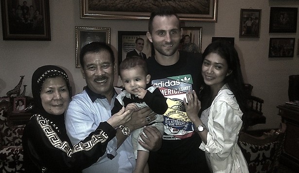 Spaso dan keluarga pamit ke manajer Persib Umuh Muhtar. (ferry prakosa)