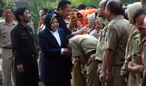 Tri Rismaharini bersama Wisnu Sakti Buana menyalami kepada seluruh pegawai jajaran pemerintahan Kota Surabaya 