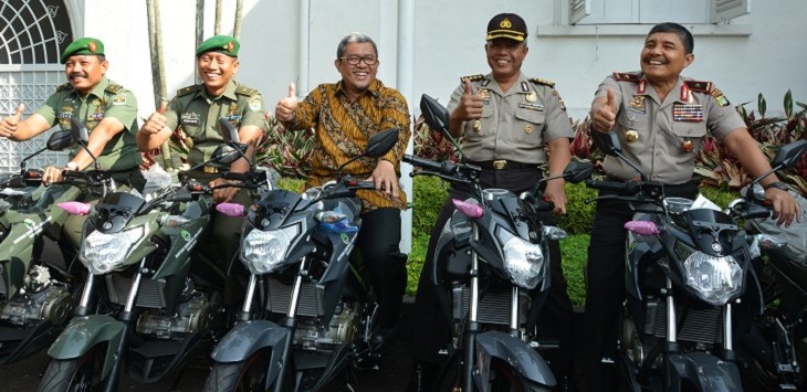 Pemerintah Provinsi Jawa Barat memberi bantuan kendaraan operasional kepada TNI dan Polri untuk pengamanan pemilihan kepala daerah serentak yang akan berlangsung pada 9 Desember mendatang.