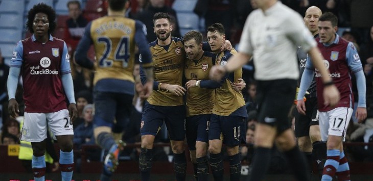 Para pemain Arsenal merayakan gol ke gawang Villa.