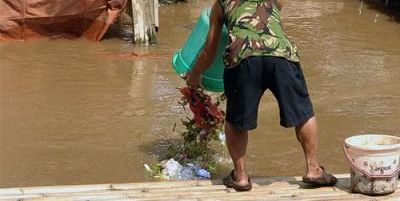 buang sampah kok ke sungai.