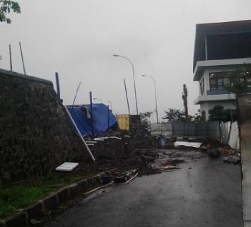 kirmir gedung Pemkab Bandung Barat ambruk. (bowo)