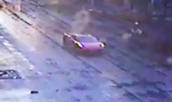 Ferrari merah yang menjadi lawan balap liar Lamborghini maut yang akhirnya menabrak lapak STMJ. 