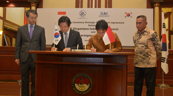 Duta Besar Korea Selatan untuk Indonesia Cho Taiyoung (kiri) dan Menhan RI Ryamizard Ryacudu (kanan) menyaksikan menyaksikan penandatanganan Strategic Cooperation Agreement (SCA) antara PT. Dirgantara Indonesia (DI) dan Korea Aerospace Industries (KAI). Ltd di Kantor Kemhan, Jakarta, Jumat (4/12). 