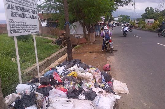 sampah menumpuk akibat buruknya pelayanan angkutan sampah di Soreang. (mildan)
