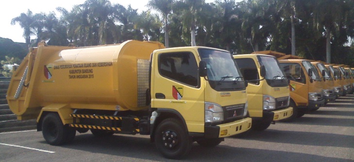 Delapan truk sampah terparkir di Komplek Perkantoran Pemkab Bandung.