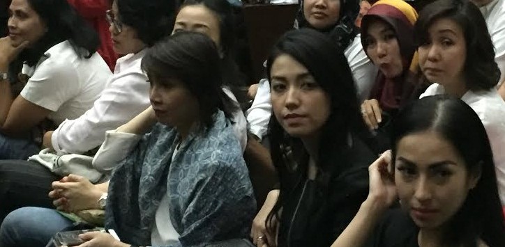 Velove vexia duduk di bangku baris kedua sebelah kiri menanti jalannya persidangannya sang ayah, OC Kaligis di PN Tipikor Jakarta, Kamis (17/12).
