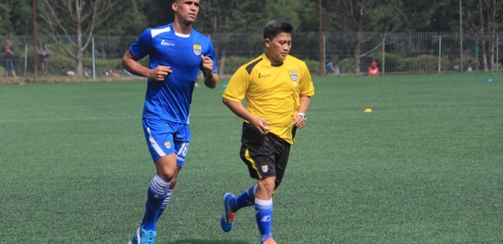 Aron Da Silva (kiri) latihan bareng pelatih fisik Persib. (ferry)