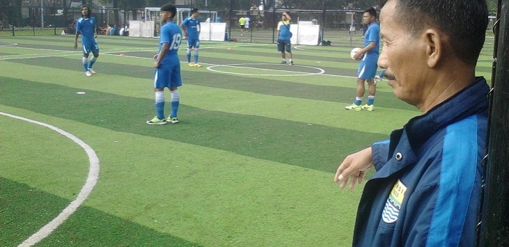 Djadjang Nurdjaman saat mengawasi jalannya latihan Persib Bandung, Foto: Ferry Prakosa