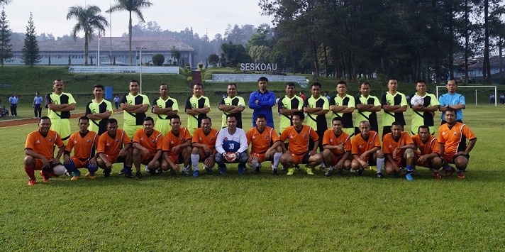 Foto bersama sebelum tanding Tim Lanud Husein vs Seskoau