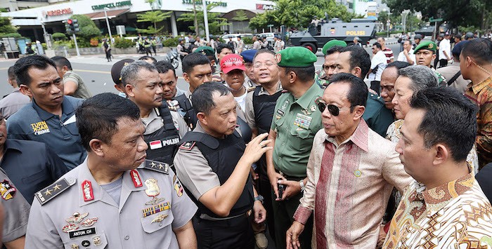 Ketua BIN Sutiyoso dan Kapolda Metro Jaya Irjen Pol Tito Karnavian meninjau lokasi ledakan bom di Pos Polisi Sarinah, Jakarta, Kamis (14/1). Sejumlah teroris melakukan penyerangan terhadap beberapa gedung dan pos polisi di kawasan Sarinah yang mengakibatkan sejumlah korban tewas dan luka-luka. Foto : Ricardo/JPNN.com