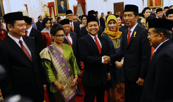 Soetrisno Bachir diberikan ucapan selamat oleh Presiden Jokowi usai dilantik sebagai Ketua KEIN, di Istana Negara, Jakarta, Rabu (20/1) pagi.