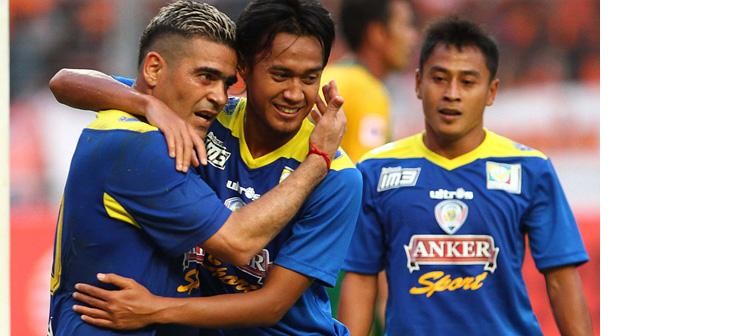 Pemain Arema, Christian Gonzales (kiri) usai merobek gawang Army United FC dalam laga Trofeo Cup di Stadion Utama Gelora Bung Karno, Senayan, Jakarta, beberapa waktu lalu.