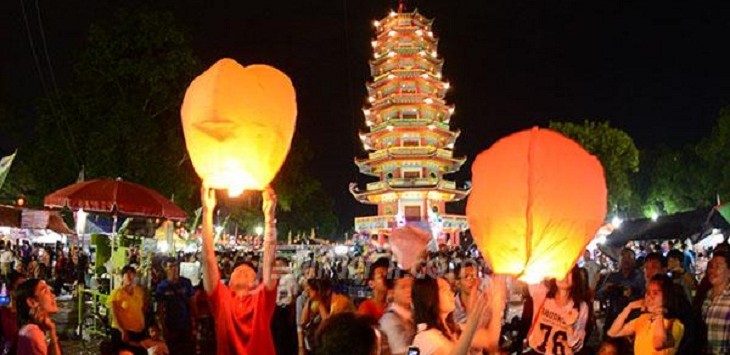 Ribuan orang merayakan Cap Go Meh di pulau Kemarau dengan sambil menyalakan lampion sebagai lambang pengharapan dan kembang api, Selasa (3/3).