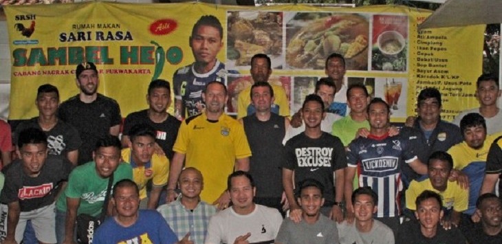 Para pemain dan pelatih Persib berpose di restauran milik Tony Sucipto di Bandung (15/2). 