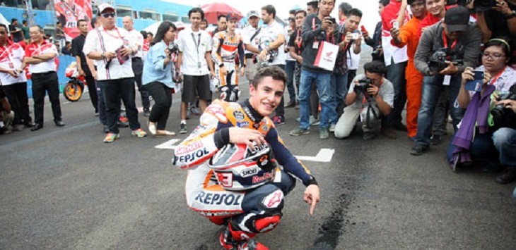 Marquez menunjukkan bekas ban tunggangannya, motor RC213V, di lintasan Sirkuit Sentul, . Foto: Wahyudin/Jawa Pos