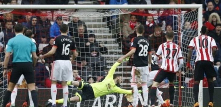 Wahbi Khazri mencetak gol Sunderland lewat tendangan bebas. foto: Reuters