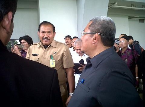 Ahmad Heryawan meninjau Stadion GBLA. (nida khairiyyah)