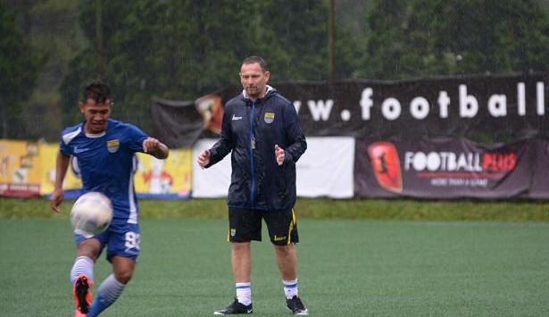 Latihan Persib dipimpin pelatih Dejan. (ferry)