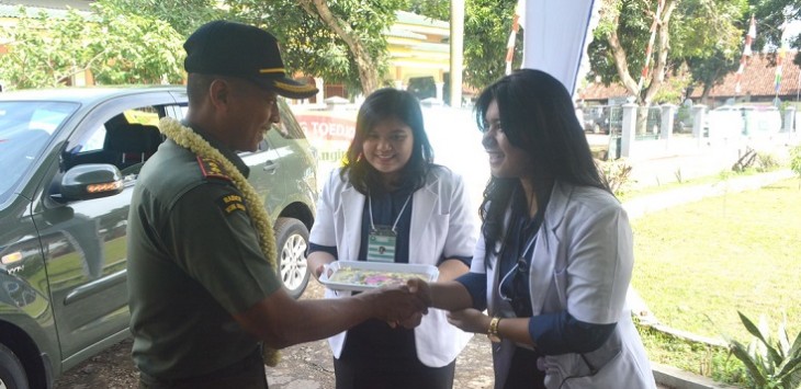 TNI dan Mahasiswa Kedokteran sehatkan masyarakat.