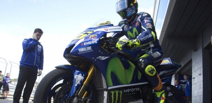 Valentino Rossi dan Movistar Yamaha MotoGP saat menjalani MotoGP Test Day di Phillip Island Grand Prix Circuit, Phillip Island, Australia. Foto: Zimbio
