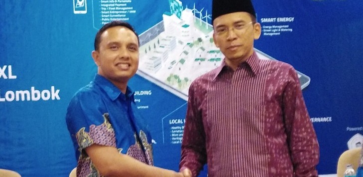 Direktur Digital Service XL ,Ongki Kurniawan, bersama  Gubernur NTB, Dr TGH M Zainul Madji  