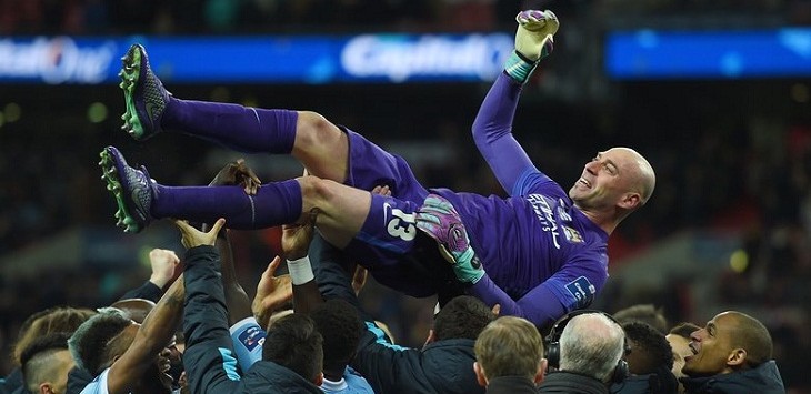 Pemain Manchester City melakukan selebrasi untuk Willy Caballero setelah kemenangan City atas Liverpool via adu penalti di final Capital One Cup.